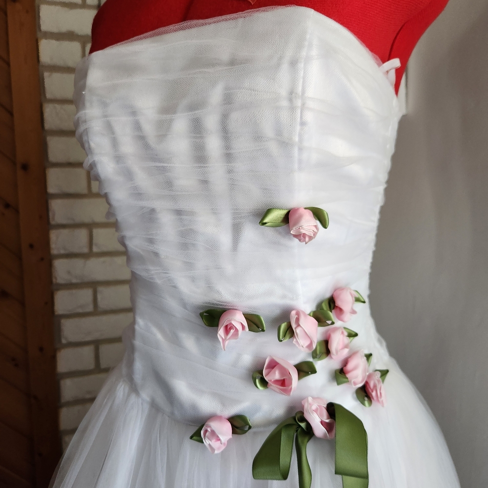 Jessica McClintock For Gunne Sax White Formal Dress Featuring Satin Lining - Picture 2 of 6